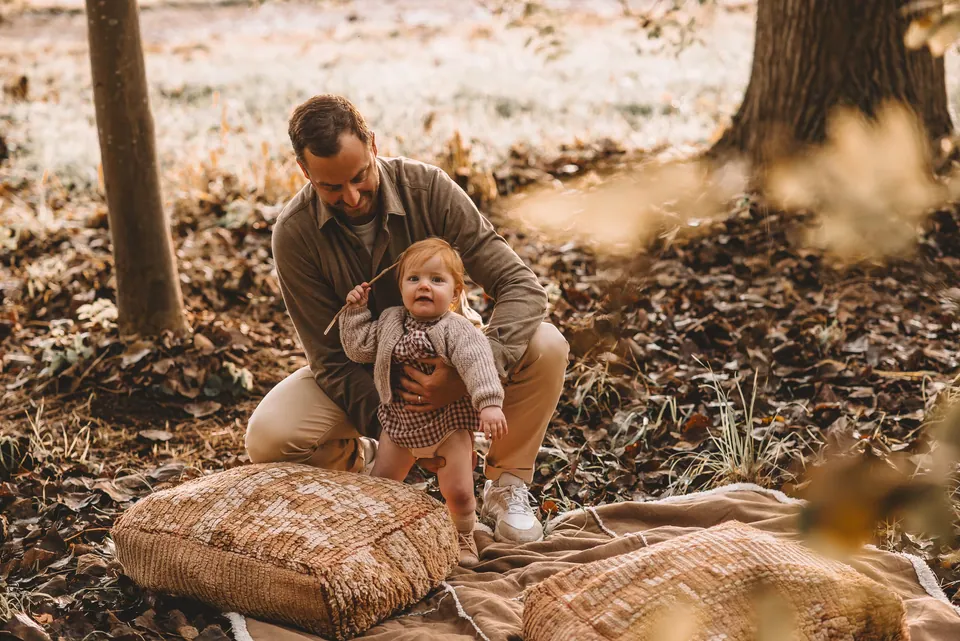 Papa en dochter spelen tussen de bomen